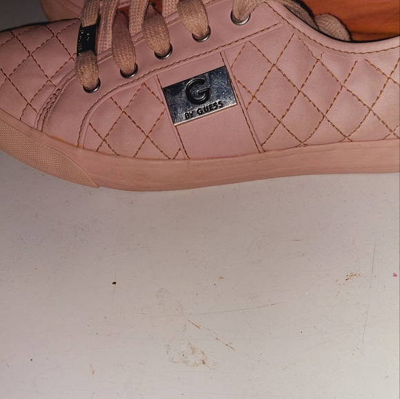 Like new women's Guess shoes - Picture 2 of 5